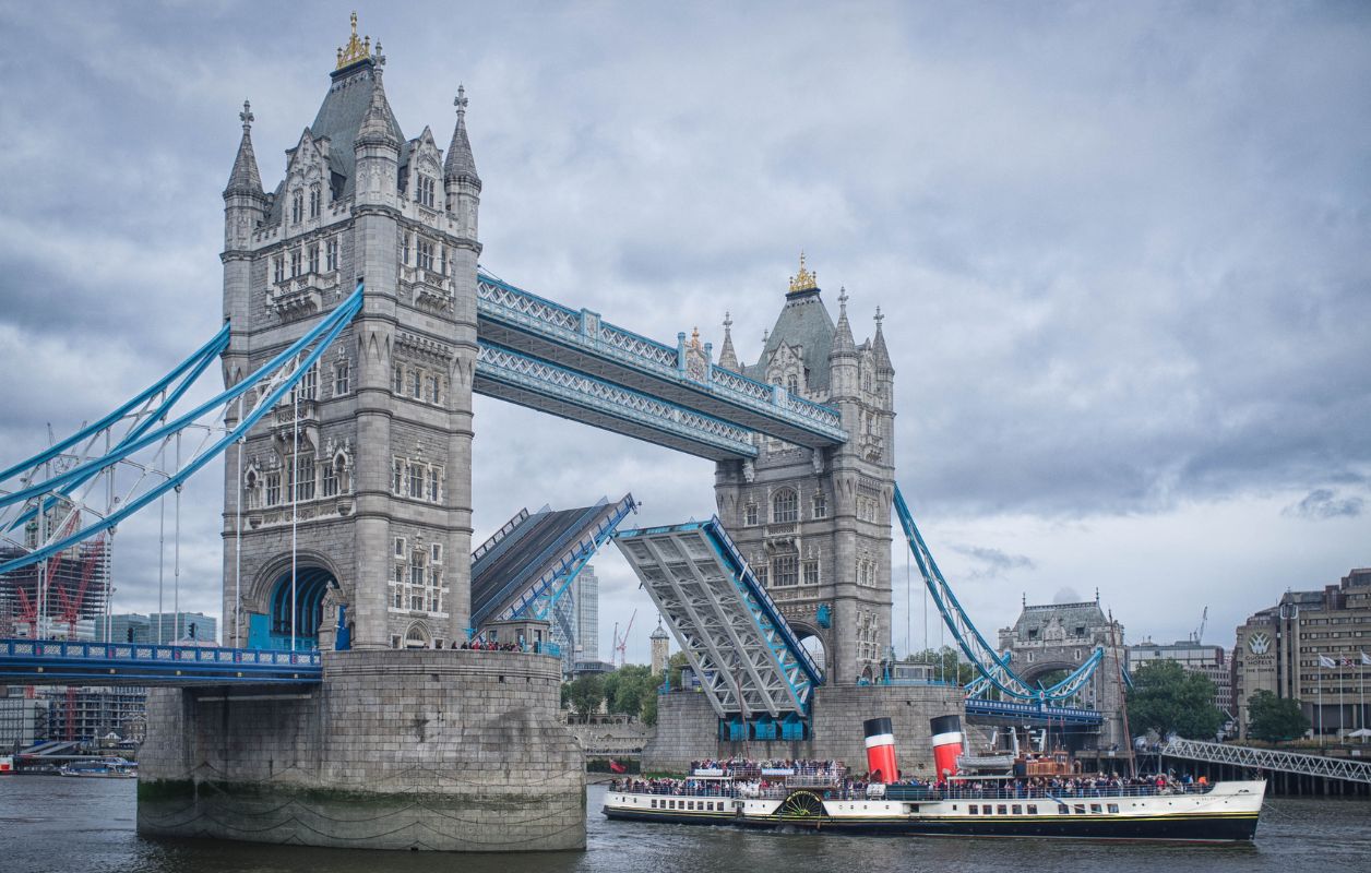 Paddle Steamer Waverley, Tower Bridge & London