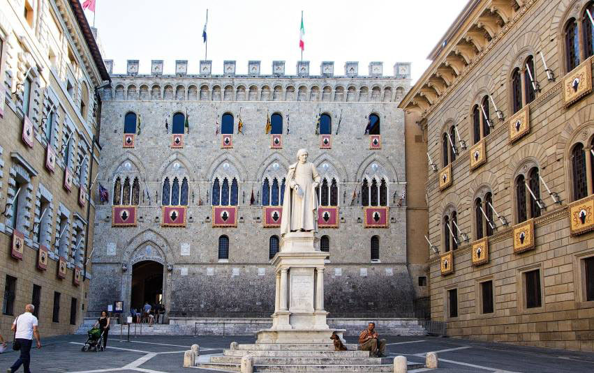 Piazza dei Salimbeni, Siena